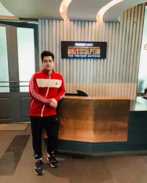 Anusheel Chakrabarty Instagram - 𝙄𝙩’𝙨 𝙟𝙪𝙨𝙩 𝙗𝙚𝙚𝙣 2 𝙬𝙚𝙚𝙠𝙨 𝙝𝙚𝙧𝙚 𝙖𝙩 𝙩𝙝𝙚 𝙈𝙪𝙢𝙗𝙖𝙞’𝙨 𝙢𝙤𝙨𝙩 𝙡𝙪𝙭𝙚 𝙜𝙮𝙢 ‘𝘽𝙤𝙙𝙮𝙨𝙘𝙪𝙡𝙥𝙩𝙤𝙧’ @bodysculptorofficial ,𝙩𝙝𝙚 𝙘𝙝𝙚𝙚𝙧𝙛𝙪𝙡 😀 𝙡𝙤𝙤𝙠 𝙤𝙛 𝙢𝙮 𝙛𝙖𝙘𝙚 𝙨𝙖𝙮𝙨 𝙞𝙩 𝙖𝙡𝙡,𝙄 𝙟𝙪𝙨𝙩 𝙡𝙤𝙫𝙚 𝙬𝙤𝙧𝙠𝙞𝙣𝙜 𝙤𝙪𝙩 🏋️‍♀️ 𝙝𝙚𝙧𝙚 6 𝙙𝙖𝙮𝙨 𝙖 𝙬𝙚𝙚𝙠 𝙪𝙣𝙙𝙚𝙧 𝙩𝙝𝙚 𝙜𝙪𝙞𝙙𝙖𝙣𝙘𝙚 𝙤𝙛 𝙏𝙝𝙚 𝙢𝙖𝙨𝙩𝙚𝙧 𝙨𝙘𝙪𝙡𝙥𝙩𝙤𝙧,𝙧𝙚𝙨𝙥𝙚𝙘𝙩𝙚𝙙 𝙋𝙧𝙖𝙨𝙝𝙖𝙣𝙩 𝙨𝙞𝙧 @prashantsixpack ,𝙬𝙝𝙤 𝙝𝙖𝙨 𝙨𝙘𝙪𝙡𝙥𝙩𝙚𝙙 𝙢𝙖𝙣𝙮 𝘽𝙤𝙡𝙡𝙮𝙬𝙤𝙤𝙙 𝙨𝙩𝙖𝙧𝙨 🌟,𝙨𝙥𝙚𝙘𝙞𝙖𝙡𝙡𝙮 𝙢𝙮 𝙖𝙡𝙡 𝙩𝙞𝙢𝙚 𝙛𝙖𝙫 𝙖𝙘𝙩𝙤𝙧 ‘𝙎𝙝𝙖𝙝𝙧𝙪𝙠𝙝 𝙆𝙝𝙖𝙣’.𝙃𝙚𝙧𝙚 𝙖𝙩 𝙩𝙝𝙞𝙨 𝙜𝙮𝙢 𝙬𝙝𝙖𝙩 𝙄 𝙡𝙞𝙠𝙚 𝙩𝙝𝙚 𝙙𝙞𝙫𝙚𝙧𝙨𝙞𝙩𝙮 𝙞𝙣 𝙩𝙧𝙖𝙞𝙣𝙞𝙣𝙜,𝙩𝙝𝙚 𝙩𝙧𝙖𝙞𝙣𝙞𝙣𝙜 𝙜𝙚𝙩𝙨 𝙝𝙖𝙧𝙙𝙚𝙧 𝙚𝙖𝙘𝙝 𝙖𝙣𝙙 𝙚𝙫𝙚𝙧𝙮 𝙙𝙖𝙮,𝙨𝙪𝙥𝙚𝙧𝙞𝙤𝙧 𝙫𝙞𝙗𝙚𝙨,𝙥𝙡𝙚𝙖𝙨𝙖𝙣𝙩 𝙚𝙣𝙫𝙞𝙧𝙤𝙣𝙢𝙚𝙣𝙩,𝙚𝙭𝙘𝙚𝙥𝙩𝙞𝙤𝙣𝙖𝙡𝙡𝙮 𝙢𝙤𝙩𝙞𝙫𝙖𝙩𝙞𝙣𝙜 𝙩𝙧𝙖𝙞𝙣𝙚𝙧𝙨,𝙄 𝙡𝙞𝙠𝙚 𝙩𝙝𝙤𝙨𝙚 𝙏𝙚𝙘𝙝𝙣𝙤𝙂𝙮𝙢 𝙚𝙦𝙪𝙞𝙥𝙢𝙚𝙣𝙩’𝙨 𝙝𝙚𝙧𝙚,𝙩𝙝𝙤𝙨𝙚 𝙖𝙧𝙚 𝙧𝙚𝙖𝙡𝙡𝙮 𝙫𝙚𝙧𝙮 𝙜𝙤𝙤𝙙 𝙖𝙙𝙫𝙖𝙣𝙩𝙖𝙜𝙚,𝙩𝙝𝙚 𝙏𝙧𝙚𝙖𝙙𝙢𝙞𝙡𝙡 𝙬𝙝𝙚𝙧𝙚 𝙮𝙤𝙪 𝙘𝙖𝙣 𝙥𝙡𝙪𝙜 𝙞𝙣 𝙮𝙤𝙪𝙧 𝙀𝙖𝙧𝙋𝙤𝙙𝙨 𝙖𝙣𝙙 𝙡𝙞𝙨𝙩𝙚𝙣 🎧 𝙩𝙤 𝙮𝙤𝙪𝙧 𝙤𝙬𝙣 𝙥𝙚𝙧𝙨𝙤𝙣𝙖𝙡 𝙛𝙖𝙫𝙤𝙪𝙧𝙞𝙩𝙚 𝙨𝙤𝙣𝙜𝙨🎵 𝙤𝙣 𝙩𝙝𝙚 𝙜𝙤,𝙞 𝙙𝙤 𝙡𝙞𝙨𝙩𝙚𝙣 ‘𝙎𝙖𝙣𝙙𝙚𝙨𝙝’ 𝙖𝙣𝙙 ‘𝙆𝙞𝙨𝙞 𝙆𝙞 𝙔𝙖𝙖𝙙 𝙈𝙚𝙞𝙣’ 𝙛𝙧𝙚𝙦𝙪𝙚𝙣𝙩𝙡𝙮.𝘼𝙨 𝙄 𝙨𝙩𝙖𝙧𝙩𝙚𝙙 𝙡𝙞𝙛𝙩𝙞𝙣𝙜 𝙬𝙚𝙞𝙜𝙝𝙩𝙨 𝙞𝙣 𝙩𝙝𝙚 𝙮𝙚𝙖𝙧 2012,𝙟𝙤𝙞𝙣𝙚𝙙 𝙫𝙖𝙧𝙞𝙤𝙪𝙨 𝙜𝙮𝙢𝙨 𝙞𝙣 𝙈𝙪𝙢𝙗𝙖𝙞,𝙩𝙝𝙞𝙨 𝙞𝙨 𝙤𝙣𝙚 𝙤𝙛 𝙖 𝙠𝙞𝙣𝙙,𝙞𝙣 2019 𝙨𝙤𝙢𝙚𝙝𝙤𝙬 𝙄 𝙨𝙩𝙤𝙥𝙥𝙚𝙙 𝙬𝙤𝙧𝙠𝙤𝙪𝙩 𝙙𝙪𝙚 𝙩𝙤 𝙨𝙤𝙢𝙚 𝙪𝙣𝙛𝙖𝙫𝙤𝙪𝙧𝙖𝙗𝙡𝙚 𝙘𝙞𝙧𝙘𝙪𝙢𝙨𝙩𝙖𝙣𝙘𝙚𝙨,𝙣𝙤𝙬 𝙄 𝙨𝙩𝙖𝙧𝙩𝙚𝙙 𝙖𝙡𝙡 𝙤𝙫𝙚𝙧 𝙖𝙜𝙖𝙞𝙣,𝙩𝙝𝙖𝙣𝙠𝙨 𝙩𝙤 𝘽𝙤𝙙𝙮𝙨𝙘𝙪𝙡𝙥𝙩𝙤𝙧 𝙄 𝙡𝙪𝙭𝙪𝙧𝙞𝙖𝙩𝙚𝙙 𝙬𝙤𝙧𝙠𝙞𝙣𝙜 𝙤𝙪𝙩 𝙢𝙤𝙧𝙚 😊💪
.
.

𝙋𝙞𝙘 𝙘𝙤𝙪𝙧𝙩𝙚𝙨𝙮: @hemant_sawant22 

#bodysculptor #trainermatters #8weekstransformation #leankitchenbymaya #fitnessjourney ##healthyeating #wellness #health #weightloss #motivation #bodybuilding #cleaneating #healthyfood #fitness #lifestyle #fit #eatclean #diet #fitnessmotivation #exercise #workout #fitness #instafit #nutrition#diet #motivation #inspiration #fitbody #gym #photooftheday #smile #lifestyle #bollywood