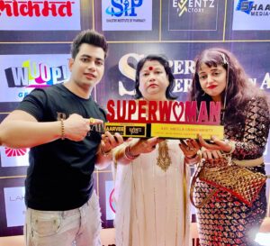 Anusheel Chakrabarty Instagram - #latepost 𝐁𝐞𝐬𝐭 𝐌𝐨𝐭𝐡𝐞𝐫’𝐬 𝐃𝐚𝐲! 𝐄𝐯𝐞𝐫,𝐚𝐬 𝐦𝐲 𝐌𝐨𝐦 ❤️ 𝐰𝐨𝐧 𝐭𝐡𝐞 “𝐒𝐔𝐏𝐄𝐑 𝐖𝐎𝐌𝐀𝐍” 𝐀𝐖𝐀𝐑𝐃 🏆𝐢𝐧 𝐫𝐞𝐜𝐨𝐠𝐧𝐢𝐭𝐢𝐨𝐧 𝐨𝐟 𝐡𝐞𝐫 𝐭𝐚𝐥𝐞𝐧𝐭𝐬.

𝐍𝐨𝐰 𝐈 𝐜𝐚𝐧 𝐛𝐫𝐚𝐳𝐞𝐧𝐥𝐲 𝐬𝐚𝐲 𝐭𝐡𝐚𝐭 𝐚𝐦 𝐚 𝐒𝐎𝐍 𝐨𝐟 𝐚 “𝐒𝐔𝐏𝐄𝐑 𝐖𝐎𝐌𝐀𝐍”

𝐈𝐭 𝐰𝐚𝐬 𝐫𝐞𝐚𝐥𝐥𝐲 𝐚 𝐯𝐞𝐫𝐲 𝐡𝐞𝐚𝐫𝐭 𝐰𝐚𝐫𝐦𝐢𝐧𝐠 𝐦𝐨𝐦𝐞𝐧𝐭 𝐟𝐨𝐫 𝐦𝐞..🥹

#mothersday #supermom #sheelachakraborty #superwomanawards2023 #mothersdaygift #love #happymothersday #mom #mother #family #motherhood #giftideas #gift #handmade #fathersday #momlife #mothers #mothersdaygifts #flowers #mama #birthday #gifts #smallbusiness #instagood #mum #fashion #happy
