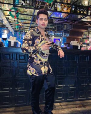 Anusheel Chakrabarty Instagram - Ｔｈｉｓ ｗａｓ ｔｈｅ Ｐａｇｅ １ ｏｆ ３６５．

⭑

⭑

⭑

𝗢𝘂𝘁𝗳𝗶𝘁𝘀 𝗮𝗻𝗱 𝗥𝗶𝗻𝗴 : @versace 

⭑

⭑

⭑

#celebrate #newyearseve #anusheelchakrabarty #actor #bollywood #versace #versaceshirt #versacering #newyearseveparty #hello #jan #newyearsday #dec #happiness #motivation #holidays #winter #december #nye #friends #picoftheday #redwine #lifestyle #mumbai #india #ootd #january #photo #newyearsparty #gle