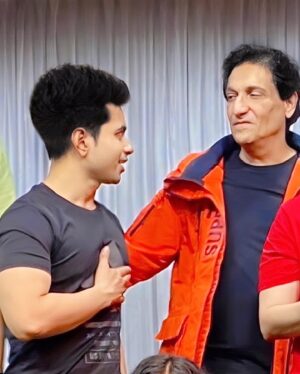 Anusheel Chakrabarty Instagram - 𝐈𝐭 𝐰𝐚𝐬 𝐡𝐨𝐧𝐨𝐮𝐫 𝐚𝐧𝐝 𝐠𝐫𝐞𝐚𝐭 𝐩𝐫𝐢𝐯𝐢𝐥𝐞𝐠𝐞 𝐟𝐨𝐫 𝐚 𝐚𝐯𝐞𝐫𝐚𝐠𝐞 𝐝𝐚𝐧𝐜𝐞𝐫 𝐥𝐢𝐤𝐞 𝐦𝐞 𝐭𝐨 𝐛𝐞 𝐩𝐞𝐫𝐬𝐨𝐧𝐚𝐥𝐥𝐲 𝐩𝐫𝐚𝐢𝐬𝐞𝐝 𝐚𝐧𝐝 𝐩𝐚𝐭𝐭𝐞𝐝 𝐚𝐭 𝐭𝐡𝐞 𝐒𝐮𝐦𝐦𝐞𝐫 𝐅𝐮𝐧𝐤’𝐬 𝐏𝐫𝐞-𝐓𝐞𝐜𝐡 𝐛𝐲 𝐧𝐨𝐧𝐞 𝐨𝐭𝐡𝐞𝐫 𝐭𝐡𝐚𝐧 𝐒𝐡𝐢𝐚𝐦𝐚𝐤 𝐃𝐚𝐯𝐚𝐫 𝐒𝐢𝐫 @shiamakofficial 𝐰𝐡𝐨 𝐧𝐞𝐞𝐝𝐬 𝐧𝐨 𝐢𝐧𝐭𝐫𝐨𝐝𝐮𝐜𝐭𝐢𝐨𝐧,𝐚𝐬 𝐦𝐚𝐧𝐲 𝐨𝐟 𝐲𝐨𝐮 𝐤𝐧𝐨𝐰 𝐡𝐢𝐦 𝐚𝐬 𝐚 𝐟𝐚𝐦𝐨𝐮𝐬 𝐜𝐞𝐥𝐞𝐛𝐫𝐢𝐭𝐲 𝐁𝐨𝐥𝐥𝐲𝐰𝐨𝐨𝐝 𝐜𝐡𝐨𝐫𝐞𝐨𝐠𝐫𝐚𝐩𝐡𝐞𝐫,𝐧𝐨𝐭𝐞𝐝 𝐚𝐬 𝐨𝐧𝐞 𝐨𝐟 𝐭𝐡𝐞 𝐅𝐈𝐑𝐒𝐓 𝐭𝐨 𝐛𝐫𝐢𝐧𝐠 𝐜𝐨𝐧𝐭𝐞𝐦𝐩𝐨𝐫𝐚𝐫𝐲 𝐣𝐚𝐳𝐳 𝐚𝐧𝐝 𝐰𝐞𝐬𝐭𝐞𝐫𝐧 𝐟𝐨𝐫𝐦𝐬 𝐨𝐟 𝐝𝐚𝐧𝐜𝐞 𝐭𝐨 𝐈𝐧𝐝𝐢𝐚 🇮🇳 .𝐇𝐞 𝐢𝐬 𝐤𝐧𝐨𝐰𝐧 𝐚𝐬 𝐭𝐡𝐞 𝐆𝐔𝐑𝐔 𝐨𝐟 𝐜𝐨𝐧𝐭𝐞𝐦𝐩𝐨𝐫𝐚𝐫𝐲 𝐝𝐚𝐧𝐜𝐞 𝐢𝐧 𝐈𝐧𝐝𝐢𝐚.𝐇𝐞 𝐢𝐬 𝐫𝐞𝐬𝐩𝐨𝐧𝐬𝐢𝐛𝐥𝐞 𝐟𝐨𝐫 𝐦𝐨𝐝𝐞𝐫𝐧𝐢𝐳𝐢𝐧𝐠 𝐈𝐧𝐝𝐢𝐚’𝐬 𝐝𝐚𝐧𝐜𝐞 𝐬𝐜𝐞𝐧𝐞 𝐞𝐬𝐩𝐞𝐜𝐢𝐚𝐥𝐥𝐲 𝐢𝐧 𝐭𝐡𝐞 𝐟𝐢𝐥𝐦 𝐚𝐧𝐝 𝐭𝐡𝐞𝐚𝐭𝐫𝐞 𝐢𝐧𝐝𝐮𝐬𝐭𝐫𝐢𝐞𝐬.𝐇𝐞 𝐢𝐬 𝐫𝐞𝐬𝐩𝐞𝐜𝐭𝐞𝐝 𝐟𝐨𝐫 𝐡𝐢𝐬 𝐞𝐯𝐞𝐫-𝐞𝐯𝐨𝐥𝐯𝐢𝐧𝐠 𝐚𝐧𝐝 𝐯𝐞𝐫𝐲 𝐩𝐨𝐩𝐮𝐥𝐚𝐫 “𝐒𝐡𝐢𝐚𝐦𝐚𝐤 𝐒𝐭𝐲𝐥𝐞” 𝐨𝐟 𝐝𝐚𝐧𝐜𝐞.𝐇𝐞 𝐰𝐚𝐬 𝐭𝐡𝐞 𝐝𝐢𝐫𝐞𝐜𝐭𝐨𝐫 𝐨𝐟 𝐜𝐡𝐨𝐫𝐞𝐨𝐠𝐫𝐚𝐩𝐡𝐲 𝐟𝐨𝐫 𝐭𝐡𝐞 𝐂𝐨𝐦𝐦𝐨𝐧𝐰𝐞𝐚𝐥𝐭𝐡 𝐆𝐚𝐦𝐞𝐬,𝐌𝐞𝐥𝐛𝐨𝐮𝐫𝐧𝐞 𝐚𝐧𝐝 𝐂𝐨𝐦𝐦𝐨𝐧𝐰𝐞𝐚𝐥𝐭𝐡 𝐆𝐚𝐦𝐞𝐬 𝐰𝐡𝐢𝐜𝐡 𝐰𝐚𝐬 𝐡𝐞𝐥𝐝 𝐃𝐞𝐥𝐡𝐢.𝐈𝐧 𝟐𝟎𝟏𝟏 𝐡𝐞 𝐜𝐡𝐨𝐫𝐞𝐨𝐠𝐫𝐚𝐩𝐡𝐞𝐝 𝐭𝐡𝐞 𝐝𝐚𝐧𝐜𝐞 𝐬𝐞𝐪𝐮𝐞𝐧𝐜𝐞𝐬 𝐟𝐨𝐫 𝐭𝐡𝐞 𝐇𝐨𝐥𝐥𝐲𝐰𝐨𝐨𝐝 𝐦𝐨𝐯𝐢𝐞 𝐌𝐢𝐬𝐬𝐢𝐨𝐧 𝐈𝐦𝐩𝐨𝐬𝐬𝐢𝐛𝐥𝐞 𝟒 𝐬𝐭𝐚𝐫𝐫𝐢𝐧𝐠 𝐓𝐨𝐦 𝐂𝐫𝐮𝐢𝐬𝐞.

🕺

🕺

🕺

🕺

🕺

#shiamak #dance #sdipa #havefeetwilldance #bollywood #shiamakdavar #anooshilchakrabartty #danceclasses #summerfunk  #winterfunk #shiamakonlineclasses #dancer #bollywooddance #dancersofinstagram #quarantineanddance #funkitup #shiamakmidlands #learning #kidsactivities #playydatemoms #toddleractivites #shiamakstyle #playydate #funactivities #creativelearning #explore #explorepage #viral #trending #dancers