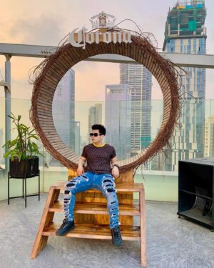 Anusheel Chakrabarty Instagram - 𝐀𝐥𝐥 𝐡𝐚𝐢𝐥 𝐊𝐢𝐧𝐠 👑 𝕮𝖔𝖗𝖔𝖓𝖆

⭑

⭑

𝐎𝐮𝐭𝐟𝐢𝐭 👕: @fendi 

⭑

⭑

𝐂𝐥𝐢𝐜𝐤𝐞𝐝 𝐛𝐲 📸: @imtiyaz_ahmed_official 

#downtown #photography #city #anusheelchakrabarty #actor #bollywood #fendi #fenditshirt #architecture #art #photooftheday #love #coronaextra #coronabeer #mumbai #instagood #india #fashion #33rdfloor #aerworli #fourseasonshotel #summer #photographer #urban #southbombay #ig #citylife