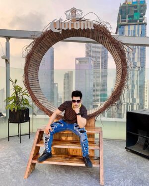 Anusheel Chakrabarty Instagram - 𝐀𝐥𝐥 𝐡𝐚𝐢𝐥 𝐊𝐢𝐧𝐠 👑 𝕮𝖔𝖗𝖔𝖓𝖆

⭑

⭑

𝐎𝐮𝐭𝐟𝐢𝐭 👕: @fendi 

⭑

⭑

𝐂𝐥𝐢𝐜𝐤𝐞𝐝 𝐛𝐲 📸: @imtiyaz_ahmed_official 

#downtown #photography #city #anusheelchakrabarty #actor #bollywood #fendi #fenditshirt #architecture #art #photooftheday #love #coronaextra #coronabeer #mumbai #instagood #india #fashion #33rdfloor #aerworli #fourseasonshotel #summer #photographer #urban #southbombay #ig #citylife