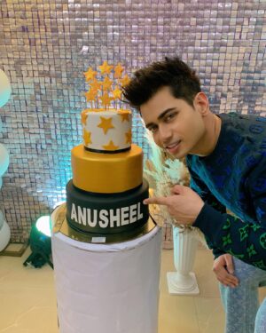 Anusheel Chakrabarty Instagram - It’s one of most expensive cake ever ordered on my birthday by my Dad @shihan_anup ,it was an 10 kg Fondant Cake,love you ♥️ & loved 🥰 it!!

#birthday #happybirthday #love #party #cake #birthdaycake #ANUSHEEL #anooshilchakrabartty #anusheelchakrabarty #birthdayparty #happy #gift #instagood #celebration #family #photography #birthdayboy #cakes #fondant #fondantcake #belgianchocolate #balloons #instagram #chocolate #friends #like #handmade #cakedecorating  #photooftheday #events