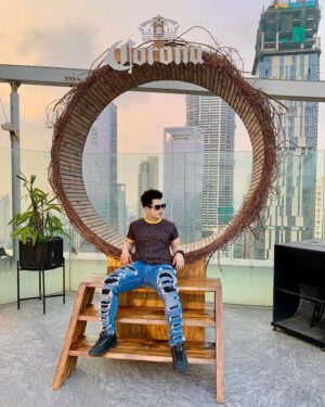 Anusheel Chakrabarty Instagram - 𝐀𝐥𝐥 𝐡𝐚𝐢𝐥 𝐊𝐢𝐧𝐠 👑 𝕮𝖔𝖗𝖔𝖓𝖆

⭑

⭑

𝐎𝐮𝐭𝐟𝐢𝐭 👕: @fendi 

⭑

⭑

𝐂𝐥𝐢𝐜𝐤𝐞𝐝 𝐛𝐲 📸: @imtiyaz_ahmed_official 

#downtown #photography #city #anusheelchakrabarty #actor #bollywood #fendi #fenditshirt #architecture #art #photooftheday #love #coronaextra #coronabeer #mumbai #instagood #india #fashion #33rdfloor #aerworli #fourseasonshotel #summer #photographer #urban #southbombay #ig #citylife