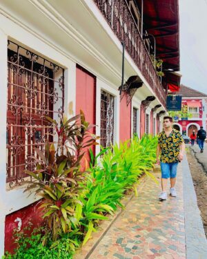 Anusheel Chakrabarty Instagram - 𝑼𝒎 𝒑𝒂𝒔𝒔𝒆𝒊𝒐 𝒑𝒆𝒍𝒂𝒔 𝑭𝒐𝒏𝒕𝒂𝒊𝒏𝒉𝒂𝒔 (𝒐𝒖 𝑩𝒂𝒊𝒓𝒓𝒐 𝒅𝒂𝒔 𝑭𝒐𝒏𝒕𝒂𝒊𝒏𝒉𝒂𝒔, 𝒆𝒎 𝒑𝒐𝒓𝒕𝒖𝒈𝒖ê𝒔 🇵🇹) é 𝒖𝒎 𝒂𝒏𝒕𝒊𝒈𝒐 𝒃𝒂𝒊𝒓𝒓𝒐 𝒍𝒂𝒕𝒊𝒏𝒐 𝒅𝒆 𝑷𝒂𝒏𝒋𝒊𝒎, 𝒄𝒂𝒑𝒊𝒕𝒂𝒍 𝒅𝒐 𝒆𝒔𝒕𝒂𝒅𝒐 𝒅𝒆 𝑮𝒐𝒂, 𝒏𝒂 Í𝒏𝒅𝒊𝒂. 𝑴𝒂𝒏𝒕é𝒎 𝒂 𝒔𝒖𝒂 𝒊𝒏𝒇𝒍𝒖ê𝒏𝒄𝒊𝒂 𝒑𝒐𝒓𝒕𝒖𝒈𝒖𝒆𝒔𝒂, 𝒏𝒐𝒎𝒆𝒂𝒅𝒂𝒎𝒆𝒏𝒕𝒆 𝒂𝒕𝒓𝒂𝒗é𝒔 𝒅𝒂 𝒔𝒖𝒂 𝒂𝒓𝒒𝒖𝒊𝒕𝒆𝒄𝒕𝒖𝒓𝒂, 𝒒𝒖𝒆 𝒊𝒏𝒄𝒍𝒖𝒊 𝒓𝒖𝒂𝒔 𝒆𝒔𝒕𝒓𝒆𝒊𝒕𝒂𝒔, 𝒑𝒊𝒕𝒐𝒓𝒆𝒔𝒄𝒂𝒔 𝒆 𝒔𝒊𝒏𝒖𝒐𝒔𝒂𝒔 𝒄𝒐𝒎𝒐 𝒂𝒔 𝒆𝒏𝒄𝒐𝒏𝒕𝒓𝒂𝒅𝒂𝒔 𝒆𝒎 𝒎𝒖𝒊𝒕𝒂𝒔 𝒄𝒊𝒅𝒂𝒅𝒆𝒔 𝒆𝒖𝒓𝒐𝒑𝒆𝒊𝒂𝒔, 𝒗𝒊𝒍𝒂𝒔 𝒆 𝒆𝒅𝒊𝒇í𝒄𝒊𝒐𝒔 𝒂𝒏𝒕𝒊𝒈𝒐𝒔 𝒄𝒐𝒎 𝒗𝒂𝒓𝒂𝒏𝒅𝒂𝒔 𝒑𝒆𝒏𝒅𝒆𝒏𝒕𝒆𝒔 𝒑𝒊𝒏𝒕𝒂𝒅𝒂𝒔 𝒆𝒎 𝒕𝒐𝒏𝒔 𝒕𝒓𝒂𝒅𝒊𝒄𝒊𝒐𝒏𝒂𝒊𝒔 𝒅𝒆 𝒂𝒎𝒂𝒓𝒆𝒍𝒐 𝒄𝒍𝒂𝒓𝒐, 𝒗𝒆𝒓𝒅𝒆 𝒐𝒖 𝒂𝒛𝒖𝒍, 𝒆 𝒇𝒆𝒊𝒕𝒂𝒔 à 𝒎𝒆𝒅𝒊𝒅𝒂 𝒕𝒆𝒍𝒉𝒂𝒅𝒐𝒔 𝒅𝒆 𝒕𝒆𝒍𝒉𝒂𝒔 𝒅𝒆 𝒄𝒐𝒓 𝒗𝒆𝒓𝒎𝒆𝒍𝒉𝒂. 𝑶 𝒂𝒎𝒃𝒊𝒆𝒏𝒕𝒆 𝒑𝒂𝒕𝒓𝒊𝒎𝒐𝒏𝒊𝒂𝒍 𝒅𝒂𝒔 𝑭𝒐𝒏𝒕𝒂𝒊𝒏𝒉𝒂𝒔 𝒓𝒆𝒑𝒓𝒆𝒔𝒆𝒏𝒕𝒂 𝒂 𝒕𝒓𝒂𝒅𝒊𝒄𝒊𝒐𝒏𝒂𝒍 𝒊𝒏𝒇𝒍𝒖ê𝒏𝒄𝒊𝒂 𝒑𝒐𝒓𝒕𝒖𝒈𝒖𝒆𝒔𝒂 𝒏𝒂 á𝒓𝒆𝒂.
.
.
.
.

Ⓟⓘⓒ Ⓒⓞⓤⓡⓣⓔⓢⓨ 📸: @this_is_sheelachakraborty 

#fontainhas #portugal #lisboa #o #travel #panjiminn #porto #lisbon #a #cr #photography #algarve #love #nature #india #photooftheday #ronaldo #travelphotography #instagood #walk #filashoes #paint #wall #leafs #soil #cristiano #europa #art #picoftheday #bhfyp