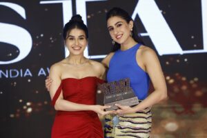 Anushka Kaushik Instagram - 🕉️’Patna Shuklla’🎥ne Rinki Kumari se bhot kuch cheena hoga par Anushka Kaushik ko bhot kuch dediya💛
Big thanks to @starz_ofindia 
@internationalgloryawards2023 for this honor 🏆’Rising star in Bollywood’🌟
Big hearts to @arbaazkhanofficial for making it possible and being a support alwayzzzz 🥰
@mukeshchhabracc thank u for always guiding and believing in real talents 🤩
@vivekbudakotiofficial sameer thank u for creating Rinki🥳
@officialraveenatandon for being the biggest support on-screen off-screen🫠
Thank u so much @ajay.chabbria for spoiling me 🙈@shardasingh009 darling!I love u 🥺Waiting to party with u again❤️
My amazing and extremely supportive co-actors @satishkaushik2178 @manavvij @iamroysanyal @jatingoswami_official @rajukherofficial @amit.sial n everyone 🎉

@amrita.rumi12 
@vermashrii028_ 
My amazing team 
@hardikgambhir @aayush.mov @upasana.chh__ @thisisarpitaaa 
.
.
.
#patnashukla #awardshow #awardwinning #bollywoodmovie #bollywoodmovies #bestactor #promising #risingstar #anushkasharma #anushkakaushik
