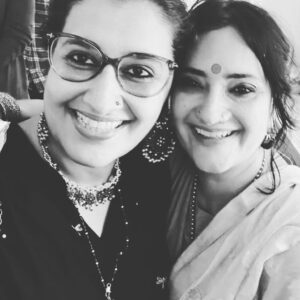 Anvita Dutt Instagram - तुम होती तो कैसा होता, तुम ये कहती, तुम वो कहती 
तुम इस बात पे हैरां होती, तुम उस बात पे कितनी हँसती 
तुम होती तो ऐसा होता, तुम होती तो वैसा होता 
How well these words describe the friend you want to share all the delights of your life with. The way the light falls on the waters by our house on any given morning, the thing that someone says and only the two of you would have found funny, the in-jokes, the beauty of a saree, the turn of a phrase, poetry, a gin soaked evening, a bad song, a funny movie, a stupid day, a great book, an interesting person, a holiday destination with an encroaching squirrel 🤣. I’m so glad you were born because I get to share all this with you. And miss you when I can’t. Happy birthday  @kausarmunir . ♥️