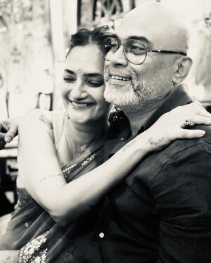Anvita Dutt Instagram - हम एक दूसरे को Sir बुलाते हैं। बहुत गहरी बे-सर पैर की बातें करते हैं। अलग speed पे अलग रंग की सियाही; हम दोनों कलम चलाते हैं। हँसाते हैं। जब रोना आए तो बताते हैं। हम दोस्त कहलाते हैं।♥️ photo courtesy @vidushak ♥️