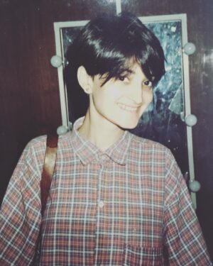 Anvita Dutt Instagram - 1995. 23 years old. Working at Trikaya Grey. At a photography workshop by a famous photographer @boman_irani Salary can be guessed by the condition of collar 🤣 27 years later. On 1st of December 2022 my second film #Qala released on Netflix. Thanks to many extraordinary people ♥️ Life is good 🙏