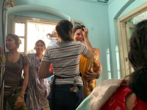 Anvita Dutt Instagram - @veerakapuree gets bullied into playing Pishima 🤣 On sets of #Bulbbul maternal home. Watch her on Netflix now. @netflix_in @officialcsfilms @anushkasharma @kans26 @tripti_dimri @avinashtiwary15 @rahulbose7 @paoli_dam @parambratachattopadhyay @manojmittra @saurabhma @an5hai @siddharthdiwan @itsamittrivedi @rameshwar_s_bhagat @lifaafa_ @veerakapuree #AnishJohn @rod__sunil  @hingoraniharry @keitanyadav @redchillies.vfx  @redchillies.color @kyana.emmot
 @castingbay #atulmongia
