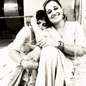 Anvita Dutt Instagram - Beautiful wonderful ek hi dariya do do pul anupama ka houseful. Every time I meet you I’m like guddi with her new frock 😁 saalgirah mubaarak @kausarmunir meri jaan meri dost you are the क of कविता and I love you because it is just so easy to do so ♥️