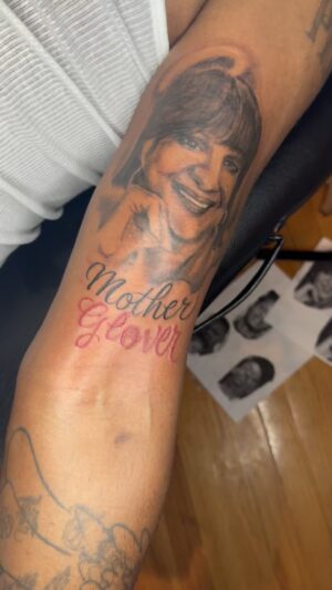 Anwan Glover Instagram - My birthday gift 🎁 to me from me Mother Glover 👑❤️🎂☀️ MY LOVE today I will celebrate my birthday with fresh Ink ✍🏾 of my mom from @dabandita.r.t thanks 🙏🏽 fam you did you thing king 👑 💪🏽💯 music by Scarface untouchable