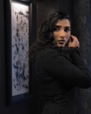 Anya Banerjee Instagram - Tonight 10pm ET on @nbc ⭐️
S10 E2 “The Whaler” @nbcblacklist 
#SiyaMalik is in for a wide ride! 💋

👗@christinebeancostumes @dhlglobe 
💄 @makeupby_dena 
💇🏽‍♀️ @kaylanpaisley 

Written by @shennman 
Dir. Michael Caracciolo
Stunts: @cort_hessler @nitashabhambree 
#TheBlacklist