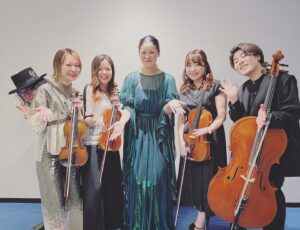 Aoi Teshima Instagram - 2023年4月1日、横浜みなとみらいコンサートホール公演に遊びに来て下さった皆さま☺︎

ありがとうございました！

皆さまのあたたかい拍手で、元気を頂きながら歌えました☺︎ありがとう。

帰りに寄り道・・・葉桜も美しい。

p.s コンサートで頂いた花籠からアザミを頂いて、ホテルに持って帰ったの。可愛い。

-Aoi🌹

#手嶌葵 #コンサート #横浜 #横浜みなとみらい