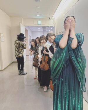 Aoi Teshima Instagram - 2023年12月3日、大阪府いずみホールに遊びに来てくださった皆様、ありがとうございました。

大阪の皆さんは、あったかくて幸せでした。久しぶりのカルテットのみんなと楽しかったねでパチリ📷

🎩真藤さんは相変わらず、こっちをみてくれませんが、決して怒っている訳じゃありません。

-Aoi🌹

#大阪 #いずみホール #手嶌葵

#飯島奏人 さん　🍰誕生日でした！！☺️
#大辻ひろの さん　
#西原史織 さん
#向江陽子 さん
#真藤敬利 さん