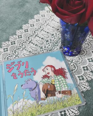 Aoi Teshima Instagram - 2024年3月27日、東京国際フォーラム・『ジブリをうたう』コンサートに出演してきました！

映画『コクリコ坂から』でお世話になった、武部聡志さんプロデュースのALBUM『ジブリをうたう』のコンサートでゲストとして私は『コクリコ坂から』メドレーを歌わせて頂きました。

素敵なアーティストさんが歌うジブリソング！とっても素敵で楽しかったです☺︎

ALBUM『ジブリをうたう』ジャケットを描かれたのは宮崎吾朗監督！
差し入れ？かな？トトロシュー可愛すぎる！

-Aoi🌹

#ジブリをうたう
#東京国際フォーラム 
#武部聡志 さん
#コクリコ坂から 
#宮崎吾朗 監督
#ジブリ #ジブリを歌う 
#トトロシュークリーム 
#手嶌葵 #aoiteshima
