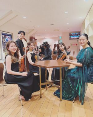 Aoi Teshima Instagram - 2023年7月22日サントリーホール公演に遊びに来て下さった皆さま☺︎ありがとうございました。

あたたかい雰囲気のコンサートだったねぇ！なんてお喋りしてる・・・かの様にポーズしてくれたカルテットの皆と、なぜか豚汁を見つめるバンマス・真藤さん🤭楽しい写真をパチリ！

-Aoi🌹 

#AoiTeshima #手嶌葵
#サントリーホール #東京

#西原史織 さん
#飯島奏人 さん　
#向江陽子 さん
#真藤敬利 さん　
#大辻ひろの さん