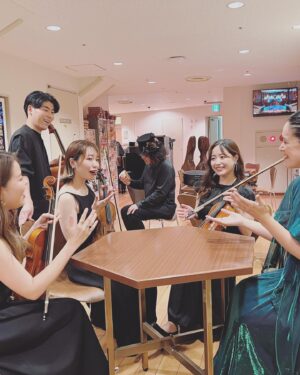 Aoi Teshima Instagram - 2023年7月22日サントリーホール公演に遊びに来て下さった皆さま☺︎ありがとうございました。

あたたかい雰囲気のコンサートだったねぇ！なんてお喋りしてる・・・かの様にポーズしてくれたカルテットの皆と、なぜか豚汁を見つめるバンマス・真藤さん🤭楽しい写真をパチリ！

-Aoi🌹 

#AoiTeshima #手嶌葵
#サントリーホール #東京

#西原史織 さん
#飯島奏人 さん　
#向江陽子 さん
#真藤敬利 さん　
#大辻ひろの さん