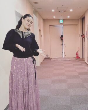 Aoi Teshima Instagram - 1月29日香川県県民ホール公演に遊びに来て下さった皆さま☺︎ありがとうございました。

久しぶりの四国！香川の皆さんは本当に優しくて笑顔で歌えました！

そんな楽しい雰囲気のまま大好きなミュージシャンと一緒に☺︎

-Aoi🌹 

#手嶌葵 #aoiteshima 
 #コンサート #ライブ 
#真藤敬利 🎩🎹
#オオニシユウスケ 🧢🎸
@samuraiguitar0911
