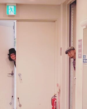 Aoi Teshima Instagram - 1月29日香川県県民ホール公演に遊びに来て下さった皆さま☺︎ありがとうございました。

久しぶりの四国！香川の皆さんは本当に優しくて笑顔で歌えました！

そんな楽しい雰囲気のまま大好きなミュージシャンと一緒に☺︎

-Aoi🌹 

#手嶌葵 #aoiteshima 
 #コンサート #ライブ 
#真藤敬利 🎩🎹
#オオニシユウスケ 🧢🎸
@samuraiguitar0911