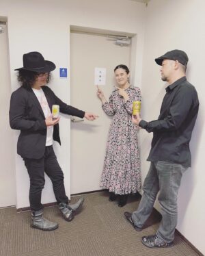 Aoi Teshima Instagram - 3月19日奈良県・なら100年会館、

21日山口県・下関市民会館に遊びに来て下さった皆さま☺︎
ありがとうございました。

この度は予期せぬハプニング・・びっくり腰でご心配、ご迷惑をお掛けしてしまいました。ごめんなさい。（本当にびっくり）
皆さんと笑って一緒に過ごしたいから、しっかり治します。

辛い事も笑いに変えてくれる大好きなミュージシャンと一緒に☺︎

-Aoi🌹

#手嶌葵 #奈良 #なら100年会館 #山口 #下関市民会館 
#びっくり #オオニシユウスケ #真藤敬利