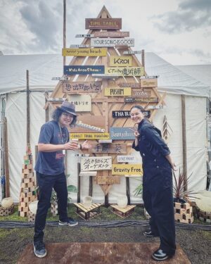 Aoi Teshima Instagram - 2024年6月2日静岡、吉田公園『頂・ITADAKI THE FINAl』に遊びに来て下さった皆さま😊ありがとうございました。
イベントは今年で最後だと言う事で・・とても寂しいですが美しいキャンドルステージで楽しく歌って参りました！皆も優しくて嬉しかった。

素敵なライブをありがとう！頂！またね！

楽しすぎてニッコニコな真藤さんと私☺︎

-Aoi🌹

#頂 #手嶌葵 🐰 #真藤敬利 🎩 #頂ファイナル