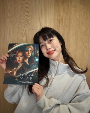 Aoi Yoshikura Instagram - @disneyplus 

久しぶりに眠れぬ夜を過ごしています、、、
だって韓国ドラマにハマってしまったからーーー🥺！！

ディズニープラスでただいま配信中の
「ワンダフルワールド」
第一話からググッと鷲掴みにされて
先が気になって仕方がない毎日です笑

主人公スヒョンの幸せな日常がほんの一瞬でどん底に。
その人生最悪な出来事から広がるミステリアスな秘密、回を追うごとに明らかになっていく、、、。

韓国ドラマ✖️サスペンス
それはそれは緻密なストーリーに、そこがそうなるの、な人間関係。
だから1度と言わず、2度3度見直してたって面白い。

スヒョン演じるキム・ナムジュさん、これで6年ぶりのドラマとは、、、とんでもないエネルギッシュなお芝居。
大切な息子を亡くし、正気を失うスヒョン。
打ちひしがれるだけでなくて、傷に向き合う逞しい姿に
どこかスカッともする。

そして同じく心に傷を負う謎の青年、ソンニュル。
あのチャウヌ様が心に闇を纏うと、また違う美しさ。
言葉ひとつひとつに冷たさがあって、ソンニュルにどんな過去があるのかとても惹きつけられる。。。

このお二人をはじめとする豪華なキャストの皆さんの共演も見どころしかありません🥹

というわけで、最近の週末の私は大忙しです！笑
まだまだ物語序盤なのでぜひこの機会に
一緒に観ませんか、ワンダフルワールド👀

#PR
#ワンダフルワールド
#ディズニープラス