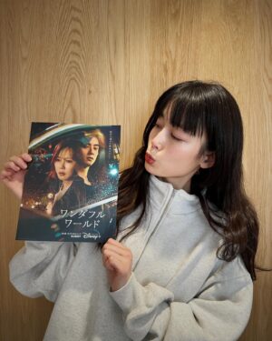 Aoi Yoshikura Instagram - @disneyplus 

久しぶりに眠れぬ夜を過ごしています、、、
だって韓国ドラマにハマってしまったからーーー🥺！！

ディズニープラスでただいま配信中の
「ワンダフルワールド」
第一話からググッと鷲掴みにされて
先が気になって仕方がない毎日です笑

主人公スヒョンの幸せな日常がほんの一瞬でどん底に。
その人生最悪な出来事から広がるミステリアスな秘密、回を追うごとに明らかになっていく、、、。

韓国ドラマ✖️サスペンス
それはそれは緻密なストーリーに、そこがそうなるの、な人間関係。
だから1度と言わず、2度3度見直してたって面白い。

スヒョン演じるキム・ナムジュさん、これで6年ぶりのドラマとは、、、とんでもないエネルギッシュなお芝居。
大切な息子を亡くし、正気を失うスヒョン。
打ちひしがれるだけでなくて、傷に向き合う逞しい姿に
どこかスカッともする。

そして同じく心に傷を負う謎の青年、ソンニュル。
あのチャウヌ様が心に闇を纏うと、また違う美しさ。
言葉ひとつひとつに冷たさがあって、ソンニュルにどんな過去があるのかとても惹きつけられる。。。

このお二人をはじめとする豪華なキャストの皆さんの共演も見どころしかありません🥹

というわけで、最近の週末の私は大忙しです！笑
まだまだ物語序盤なのでぜひこの機会に
一緒に観ませんか、ワンダフルワールド👀

#PR
#ワンダフルワールド
#ディズニープラス