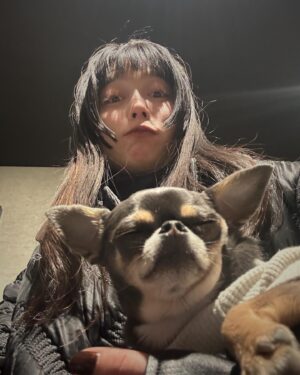 Aoi Yoshikura Instagram - ３６５
ピラティスで心と体を動かして、癒して。
愛するブリツキに癒されて。
かっこつけた後に。
前髪ひっくり返った
😇
#PR#pllates#ピラティス#meditation#メディテーション#mindfulness#マインドフルネス
#元野犬#元保護犬
#柄柄女
#前髪の裏側