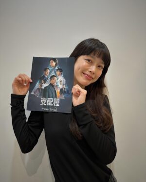 Aoi Yoshikura Instagram - ねぇねぇみなさん、もう「支配種」観ました？？

4/10からディズニープラスで配信が始まった韓国のサスペンスドラマなんですけど、、、

冒頭から圧巻・衝撃的な映像、、、！
なになになにーーー何が始まるのーーー

ドラマの内容はというと
大統領テロ事件の犯人を暴くため、人工培養肉の技術によって世界的な企業になったBF社のCEOで、テロ事件の容疑者であるユン・ジャユのボディーガードとして元軍人のウ・チェウンが接近し事件の真相に迫っていく。

じ、人口培養肉！？
すごい設定が思いつくなーと思ったら、すでに現実でも研究・開発が進んでいるものなんだとか。。。！驚

だからなのかとってもリアリティがある近未来的なお話。
物語の随所に出てくる近未来的なシステムとかに
ナニコレー！かっこいい！便利！
てなるんだけど
そこに人間の欲望とか、倫理観とか、すごく考えさせられる展開が盛り込まれていたり。

もしかしたらこんなことが未来に起こるかもしれないと感じさせられる社会派サスペンス。

圧巻の映像技術と役者さんたちの静かで重みのあるお芝居のバランス。
第1話からたくさんの伏線たち。。。
今後のストーリーでどう繋がっていくのか、、、気になって仕方ない！！！

韓国ドラマ好きだけでなく、SFやサスペンスが好きな方もグッと引き込まれちゃうこと間違いなし！

一緒に「支配種」観ましょ〜！

@disneyplusjp 
#PR
#支配種
#ディズニープラス