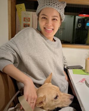 Aoi Yoshikura Instagram - Welcome Tsuki🌙

突然ですが、家族が増えましたっ
@rescue_dog_cat で出会ったツキです！

ツキとの出会いは約半年前。
フラッと1人でお邪魔した譲渡会でした。

野犬たちが怖がって重なり合っている中に一際ビビりまくっていた子がツキだった気がする。
私はここまで怖がるワンコを見たことがなかったから衝撃でした。

それから数ヶ月後の譲渡会では見違えるほどになっていたツキ。
声をかけたり自分に注目されているって気づくと警戒している様子はあるけど、前回見た時とは比べられないくらい立派に譲渡会の会場にいたのが驚きでした。

それからと言うもの、ツキが参加していると聞けばほとんどの譲渡会に行ってツキに会いに行くように🤭
(この頃からツキのファン笑)

会いに行けば行くほど、かわいくてかわいくて泣けてくるほどだったの😂
ただ、可愛く思えば思うほどイビキがいなくなった日のことを思い出しては震えちゃう。。。

そんな時に背中を押してくれたのは
マキさんとマーシーとなおさん！
@maki_kiriyama
@ponpon_marcy
@naokotani__

マキさんとマーシーはツキの名付け親でもあります！

1度ツキと生活してみたらと言ってもらって
昨年末からツキと預かりボランティア、と言う形で生活してみることに。

とにかく怖がりさんなツキ。

我が家に来てもクレートから出てこない、ご飯も食べないかもしれない、お散歩もなかなかできないんじゃないか
そんな風に思っていたんだけど。。。

即クレートから出てくるし、ご飯もペロリと食べるし、
うちに来て2日後からは1度もクレートに興味を示さない😂

なんなら、目ひん剥いてベロ出して寝言言いながらしょっちゅう寝てる😇
(想像してた野犬のイメージと違う笑)

リードを付けるときは怖いけど、お散歩もあっという間に慣れてくれた！

初日から私の足元で寝るし、今では私の腕枕、私とお顔くっ付けて寝るんだよーーーーーーーー！！！！！

凄まじいスピードで人間界、我が家を学んで生きようとするツキがとっっってもたくましくて。
これからの人生ツキと楽しく幸せに過ごしたいと決意できました✨

そして野犬だったツキが
ここまで家庭犬として生活できるのは
ほかでもない
@rescue_dog_cat の代表美帆さんと
ツキの預かりボランティアをしていた
@2013poo 梢さんのおかげです！！！

ツキ、2人の偉大なビッグママたちに感謝だね😌🫶🏻

そして私の愛するイビキ！
お空の生活はどうでしょうか？
イビがそっちに行って2年が経とうとしているけど
あなたに弟ができました！
イビがだーいすきなカバさんとワニさんのおもちゃはツキも1番お気に入りらしい😂
一瞬で終わってしまった気がするイビとの9年、たくさんの心残りがあったし、ワンコにとっての時間はとてつもなく貴重なんだとイビキに教えてもらったよ。
ツキとの一分一秒を幸せいっぱいに過ごせるように見守っててね😌
いつまでも心の底から愛してるよ。

マイラブリーツキ、これから私の相棒として末長くよろしくね🐕