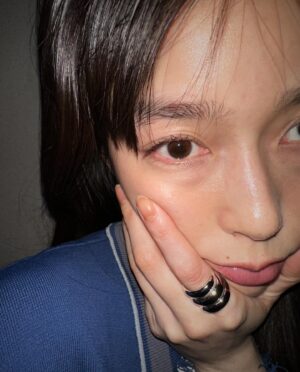 Aoi Yoshikura Instagram - 久しぶりにアクセサリー付けてみよっと。
@1064_studio @1064_studio.jp
#PR#ring#silver
#まゆげ服
