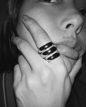 Aoi Yoshikura Instagram - 久しぶりにアクセサリー付けてみよっと。
@1064_studio @1064_studio.jp
#PR#ring#silver
#まゆげ服
