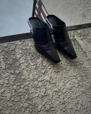 Aoi Yoshikura Instagram - 🖤🖤🖤
@alm._official
#PR#alm#almshoes#アルム
@__angela.official__