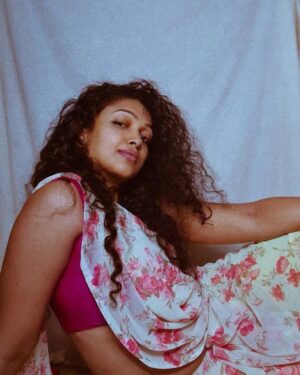 Apoorva Bhardwaj Instagram - Grace is something that goes hand in hand with my persona. I own it. 
.
.
.
.
.
.
.
.
#actor #curlyhairmodel #curlyhairactor #naturalcurls #southindianactor #freshface #kfi #sareelove #floral #acting #love #artist #grace #photooftheday #indoorshoot #telugufilms #kollywood #tollywood #malayalamfilm #curlsandcurves #apoorvabharadwaj