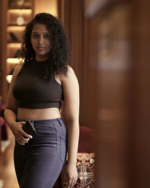 Apoorva Bhardwaj Instagram - Stance.
.
.
Photography @ganesh_mahabala 
.
.
#itcwindsor #warmtones #curlyhairactress #stance #apoorvabharadwaj