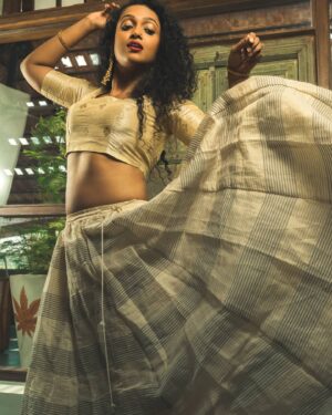 Apoorva Bhardwaj Instagram - Mey albeli ghoomu akeli koi paheli hu mey...
.
.
MUA: @beautifiedby_rakshajois 
Styling by: @stylebyshrujanaravikumar 
Photography: @8bitphotoguy 
Editing: @koushikgowdaphotography 
.
.
.
.
#instamood #flare #skirt #midriff #curl #curlyhairactress #curlyhair #minimal #lightplay #photoshoot #bangalorecafes #emotions #freedom #pose #beforecorona #letsgoback #actor #kfi #telugu #tamil #malayalamfilm #malayalam #dusky #curlyhairmodel #curlsandcurves #instacurls #collaboration #theme #warmlight #confidence