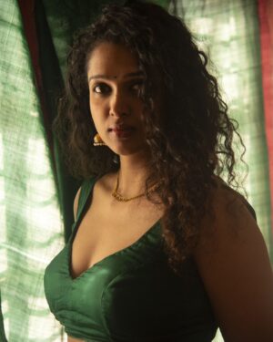 Apoorva Bhardwaj Instagram - One of those days where I feel green and glee.
.
.
#apoorvabharadwaj #curlyhairactress