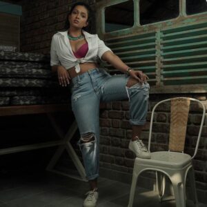 Apoorva Bhardwaj Instagram - Acknowledging my weaknesses is my strength
.
.
MUA:  @glamupby_rakshajois 
Styling: @stylebyshrujanaravikumar 
Photography: @8bitphotoguy 
.
.
.
.
.
#tornjeans #pose #attitude #curlyhairstyle #curlsandcurves #boyfriendjeans #powerful #confidence #expressions #lightplay #actress #artist #kfi #curlyhairactress #southindianfilms #southindianactor #artfilm #photoshoot #makeover #instacurls #dusky #canvasshoes #bangalorecafes #karnataka #experimental #acting #clicks