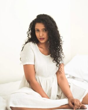 Apoorva Bhardwaj Instagram - Throw me some color! 
.
.
Photography and editing @koushik.gowda_ @koushikgowdaphotography 
MUA and Hair @glamupby_rakshajois 
.
.
.
.
#white #curlyhairactress #curlsandcurves #kfi #southindianactress #apoorvabharadwaj