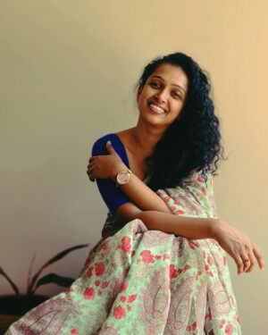 Apoorva Bhardwaj Instagram - You make my heart smile...
.
.
.
.
.
.
.
.
#smiles #happinesswithin #happy #instamood #sareesofinstagram #linensarees #sareemodel #actorlife #actor #indianactor #actress #watch #ninewest #simple #elegance #smiles #curlyhair #curlyhairactress #kannadaactress #kfi #artist #nomakeup #naturalself #sitting #sareelove #mood #naturallight