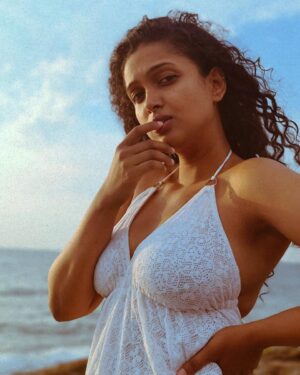 Apoorva Bhardwaj Instagram - Thinking of you...
.
.
.
.
.
.
.
#beach #sunkissed #curlsandcurves #evenings #curlyhairactress #apoorvabharadwaj