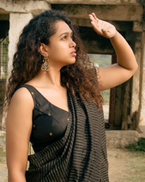 Apoorva Bhardwaj Instagram - A perfect evening I would say. Sun, saree and I. 
.
.
Wearing @aneka.stories 
Edited by @koushik.gowda_ 
.
.
#curlyhairactress #kfi #saree #hampi #apoorvabharadwaj