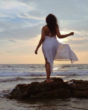 Apoorva Bhardwaj Instagram - Picture perfect
.
.
.
.
.
.
#beach #curlyhairactress #dusky #sunset #apoorvabharadwaj