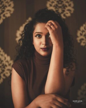 Apoorva Bhardwaj Instagram - Either it's brown or nothing...
.
.
Photography and editing @koushik.gowda_ @koushikgowdaphotography 
.
MUA and Hair @glamupby_rakshajois 
.
.
.
#brown #curlyhairactress #wallpaper #brownskin #apoorvabharadwaj