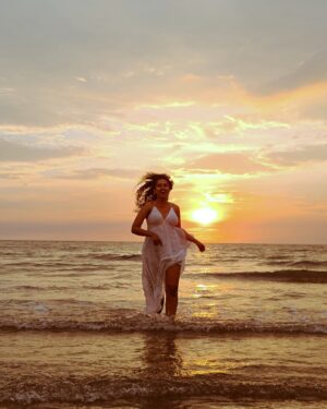 Apoorva Bhardwaj Instagram - People: You can’t just run away from your problems. 
Me:
.
.
.
.
.
.
.
.
#beach #sunset #curlyhairactress #southindianactor #apoorvabharadwaj