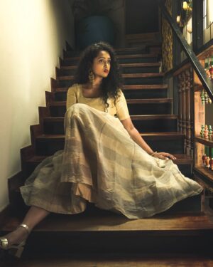 Apoorva Bhardwaj Instagram - Abhi na jao chod kar, ke dil abhi bhara nahi
.
.
MUA: @beautifiedby_rakshajois 
Styled by @stylebyshrujanaravikumar 
Photography: @8bitphotoguy 
Editor: @koushik.gowda_ 
@koushikgowdaphotography 
.
.
.
.
#melancholy #actor #actors #actress #southindianfilms #southindianactor #kfi #kannadaactress #kannada #telugufilmindustry #tamil #telugu #malayalamfilm #curl #curlyhairactress #curlyhair #curls #indianwear #lightplay #minimal #sad #stairs #warmlight #bangalore #cafe #pose #actorlife #curlyhairstyles #naturalcurls #naturalhair