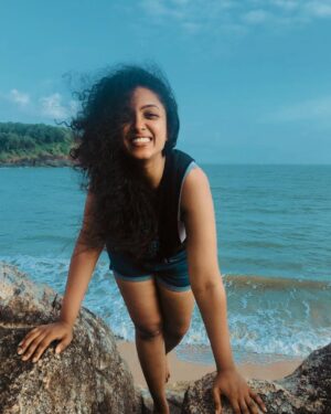 Apoorva Bhardwaj Instagram - Look! The waves are happy too... 
.
.
.
.
.
.
.
#gokarna #gokarnabeach #beaches #karnataka #confidence #happyface #grin #smiles #blue #sea #ocean #actor #holiday #throwback #curlyhairactress #curlsandcurves #dusky #pose #break #curls #nomakeup #skyandsea #artist #curlyhairmodel #bangalorean #kfi #southindianactor #freshface #wanttogoback #apoorvabharadwaj