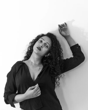 Apoorva Bhardwaj Instagram - Chookar mere manko Kiya tune kya ishara...
. 
.
Photography and edit @koushik.gowda_ @koushikgowdaphotography 
MUA @glamupby_rakshajois 
.
.
#monochrome #curlyhairactress #black #grace #kfi #apoorvabharadwaj