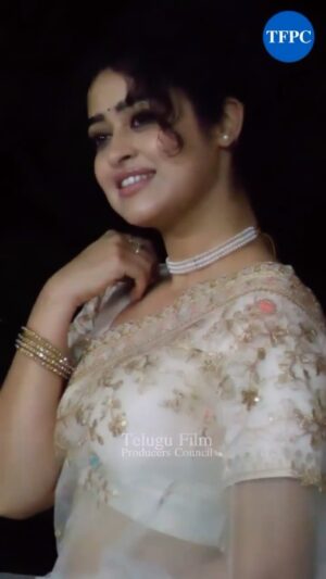 Apsara Rani Instagram - Candid moments captured by my telugu media🤍
Love you guys🫶🏻🤍

#apsara #apsararani #saree #sareelove #instareels #reels #pressmeet #pressmedia #telugucinema #promotions #teluguactress